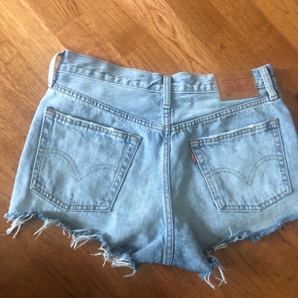 Levi Shorts - Picture 2 of 4